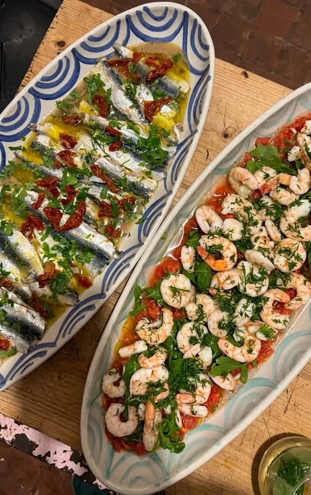 Deux plats de sardines et de crevettes, aux herbes et à l’huile d’olive